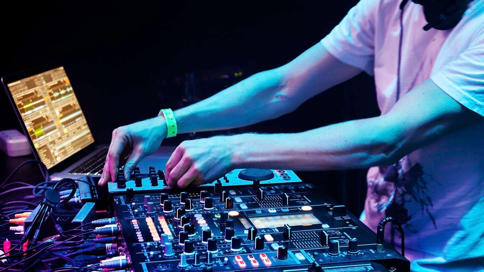 live-dj Live DJ at Lily Beach Maldives